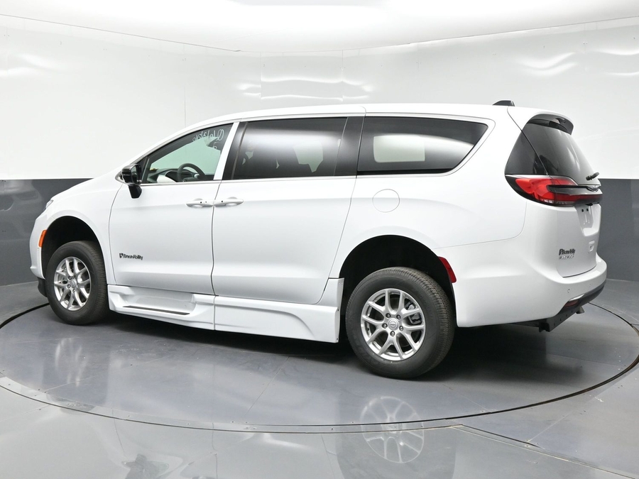 White Chrysler Pacifica image number 3