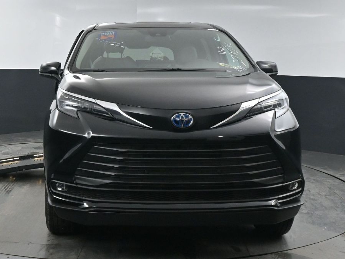 2025 TOYOTA SIENNA - Image 2