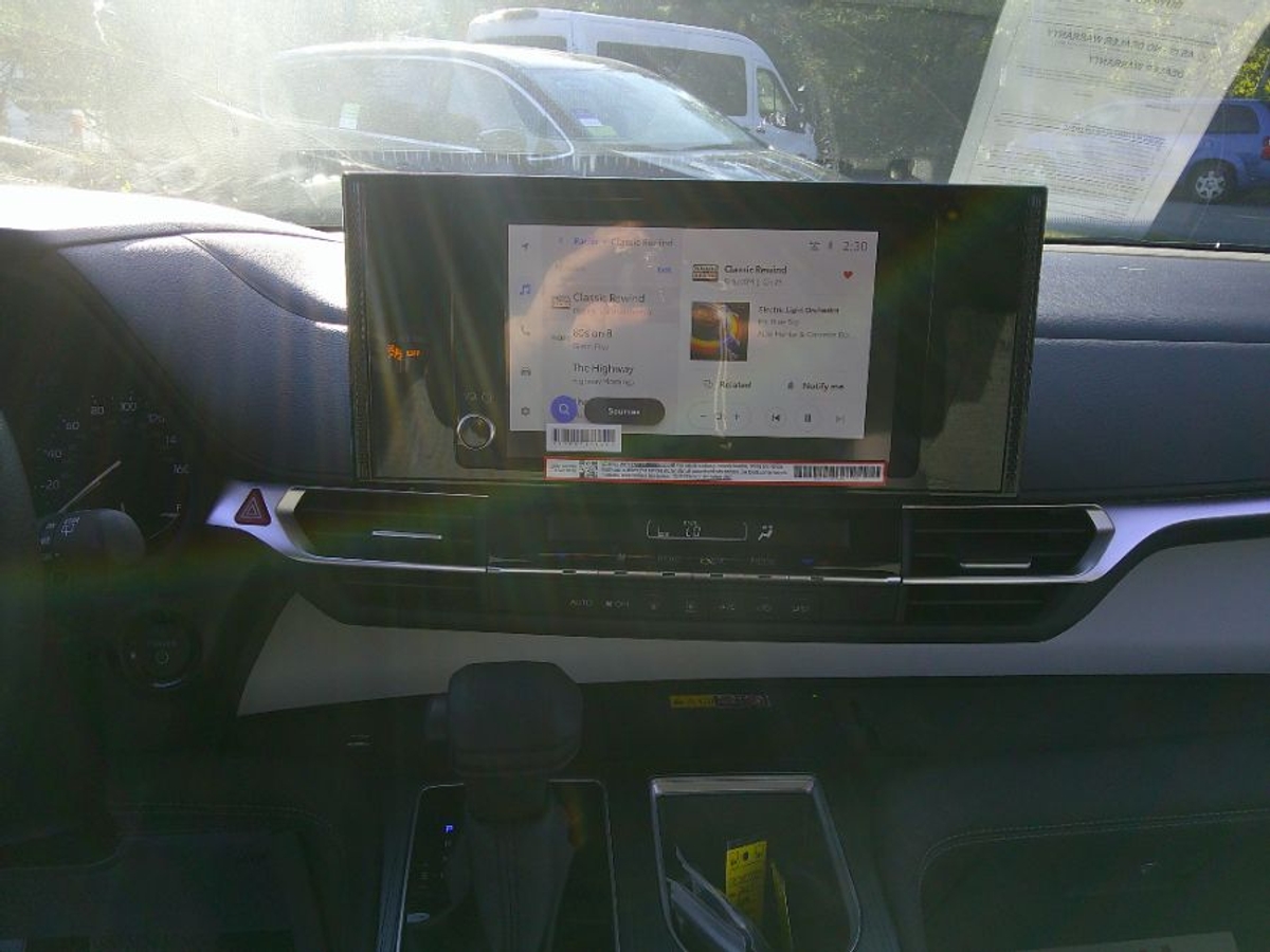 White Toyota Sienna image number 16