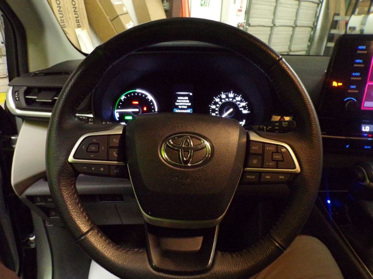 Silver Toyota Sienna image number 3