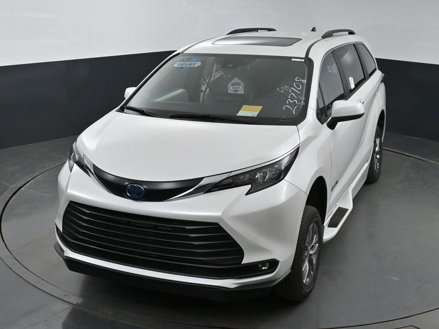 New 2025 Toyota Sienna Hybrid XLE Plus - BraunAbility Side Entry Entry Fold Out Automatic Ramp