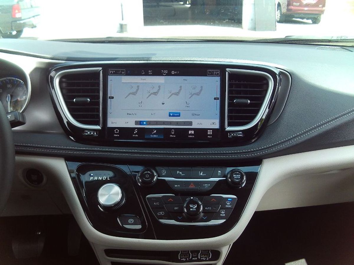 Blue Chrysler Pacifica image number 11