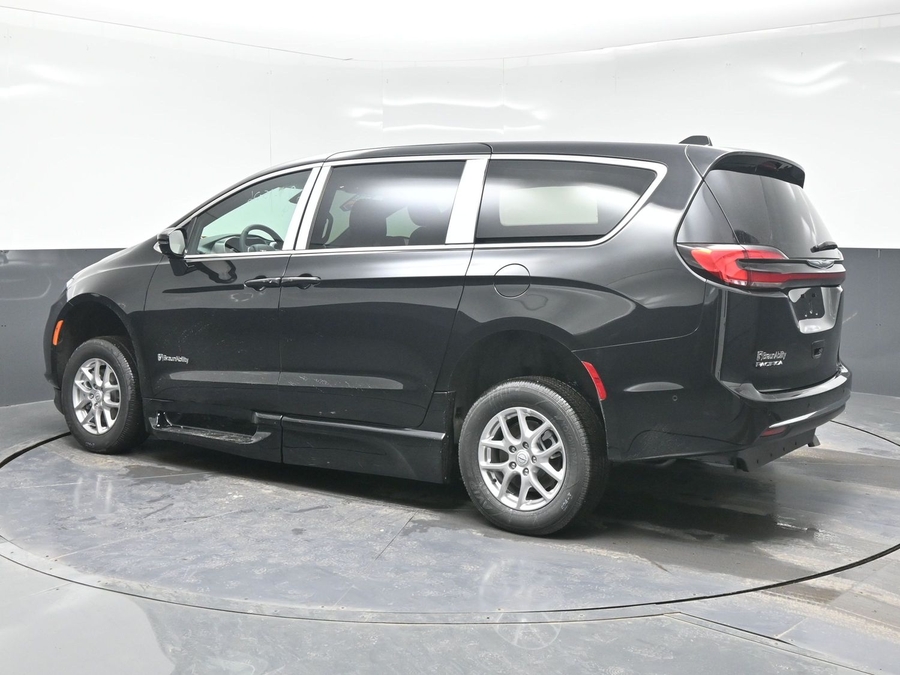 Black Chrysler Pacifica image number 3