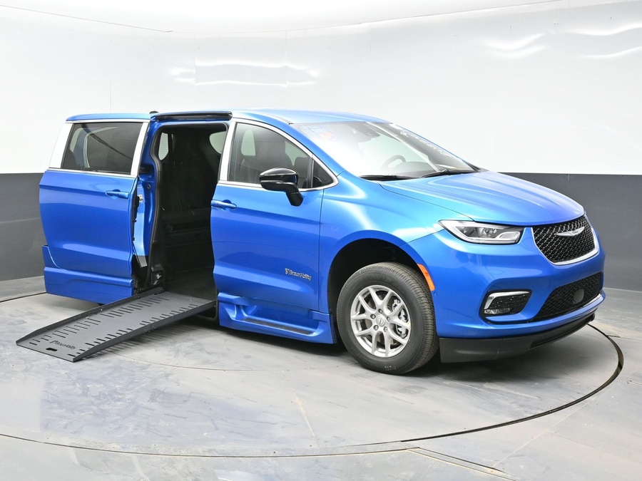 Blue Chrysler Pacifica image number 11