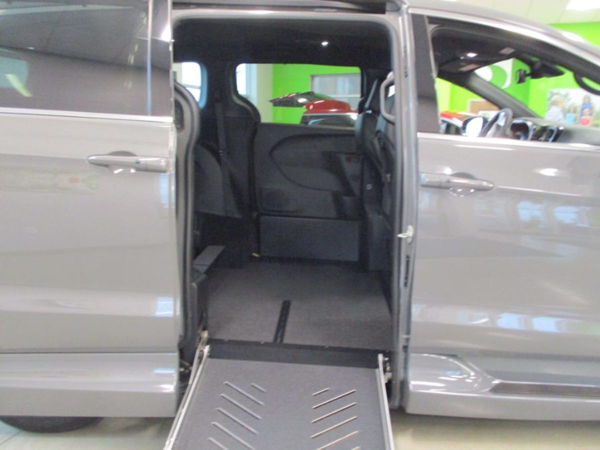 Grey Chrysler Pacifica image number 10