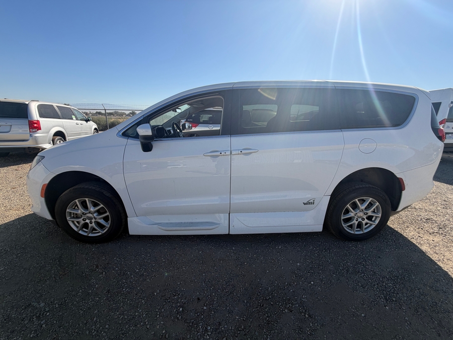  Chrysler Voyager image number 1
