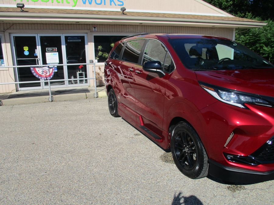 Red Toyota Sienna image number 2