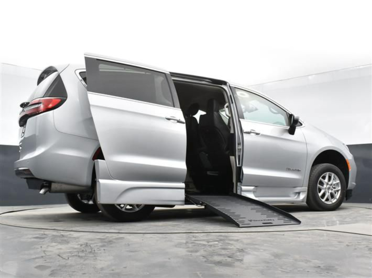 2023 Chrysler Pacifica Touring L - Photo 20