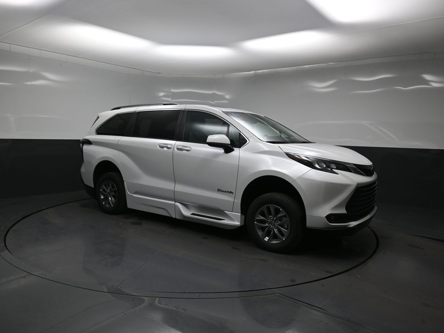 New 2026 Toyota Sienna Hybrid XLE Add - BraunAbility Side Entry In Floor Automatic Ramp