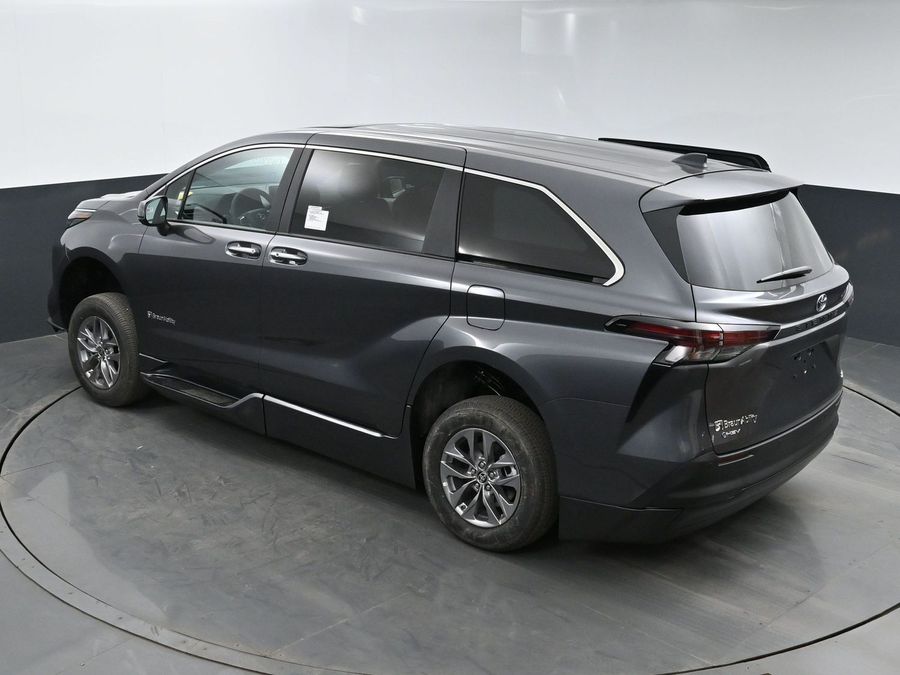 New 2025 Toyota Sienna Hybrid XLE Base - BraunAbility Side Entry Entry Fold Out Automatic Ramp