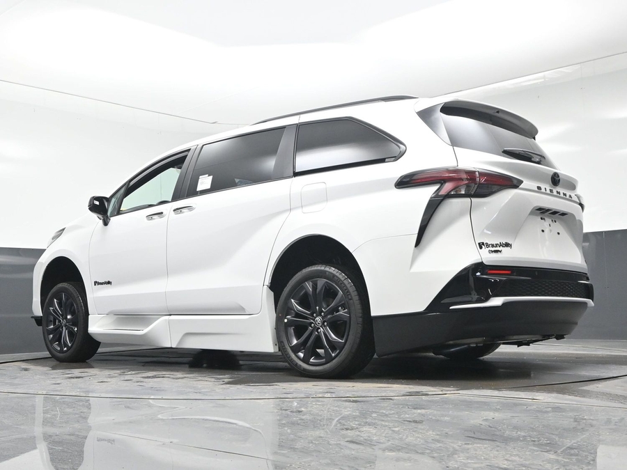 New 2025 Toyota Sienna Hybrid XSE Sport - BraunAbility Side Entry Entry In Floor Automatic Ramp