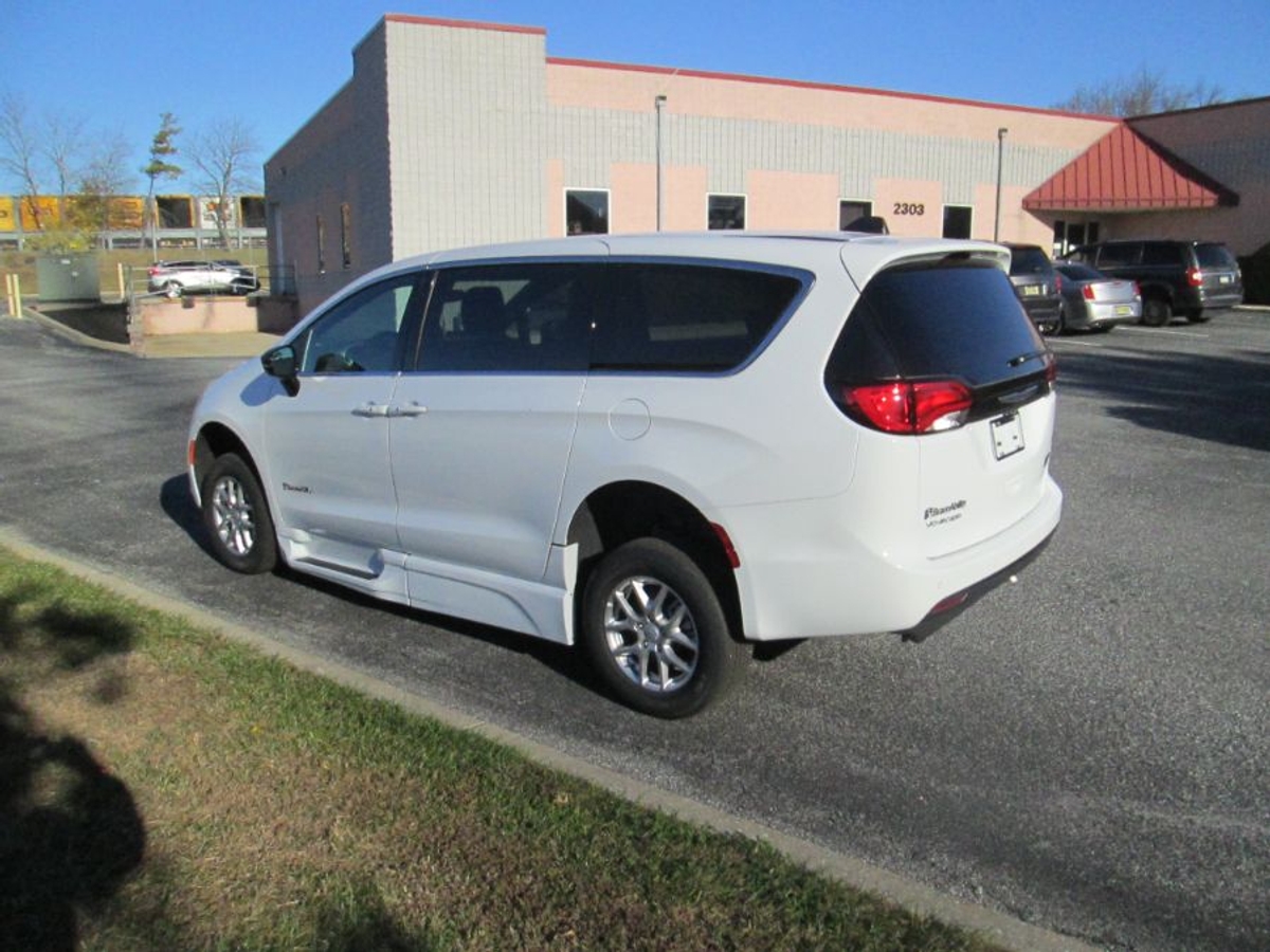 White Chrysler Voyager image number 4