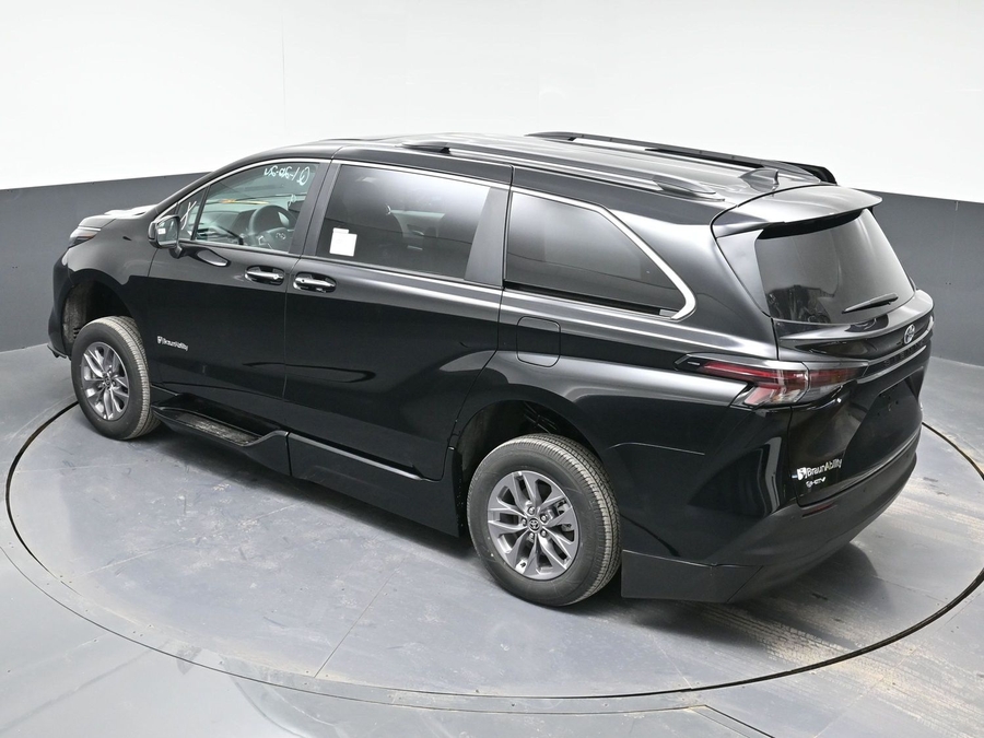 Black Toyota Sienna image number 24