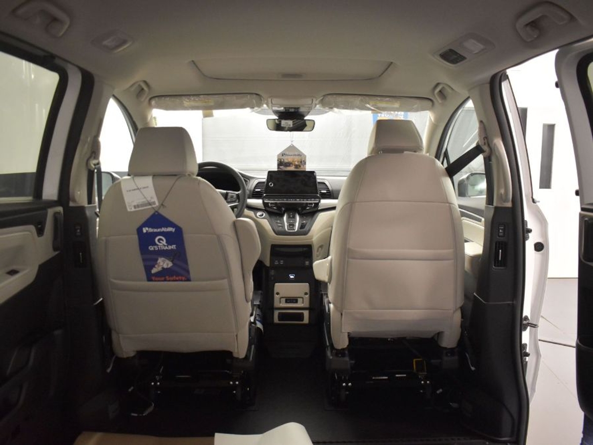 White Honda Odyssey image number 14