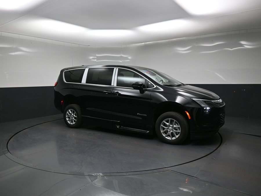 Black Chrysler Pacifica image number 15