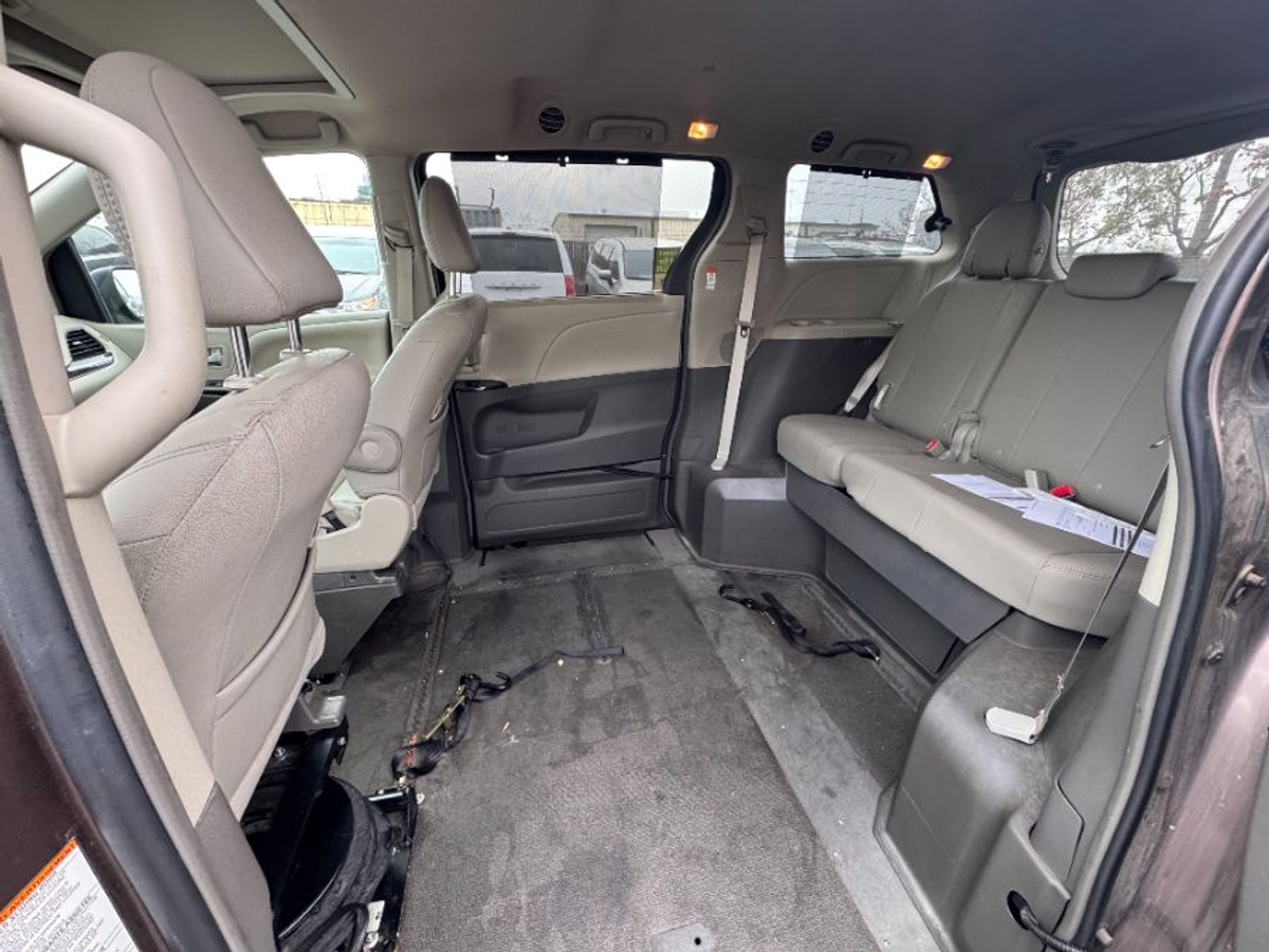 2018 TOYOTA SIENNA - Image 4