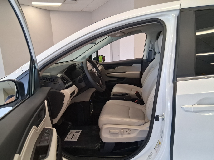 White Honda Odyssey image number 10