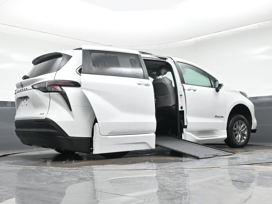 White Toyota Sienna image number 16