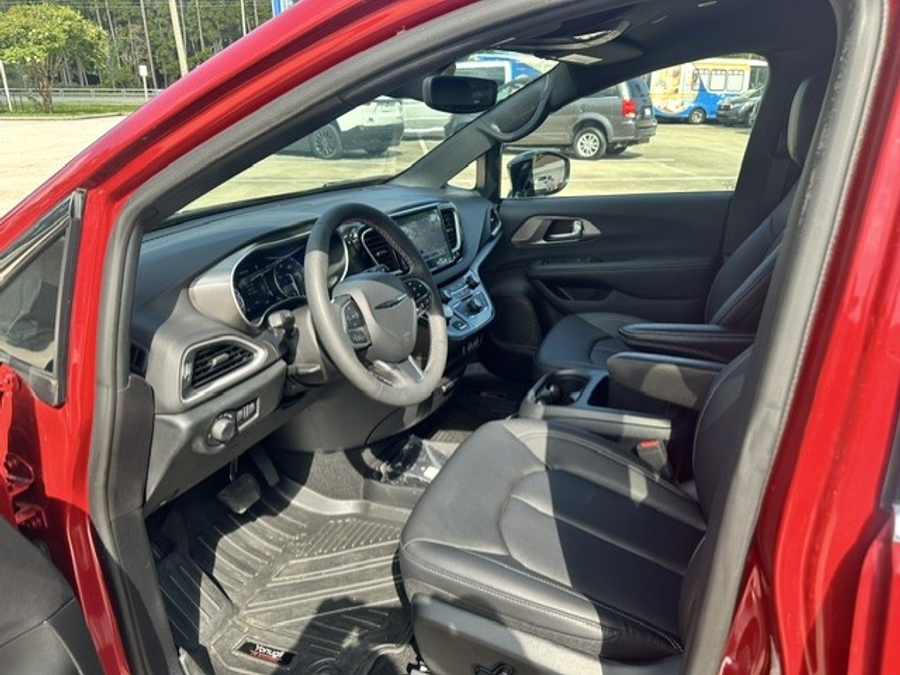 Red Chrysler Voyager image number 4