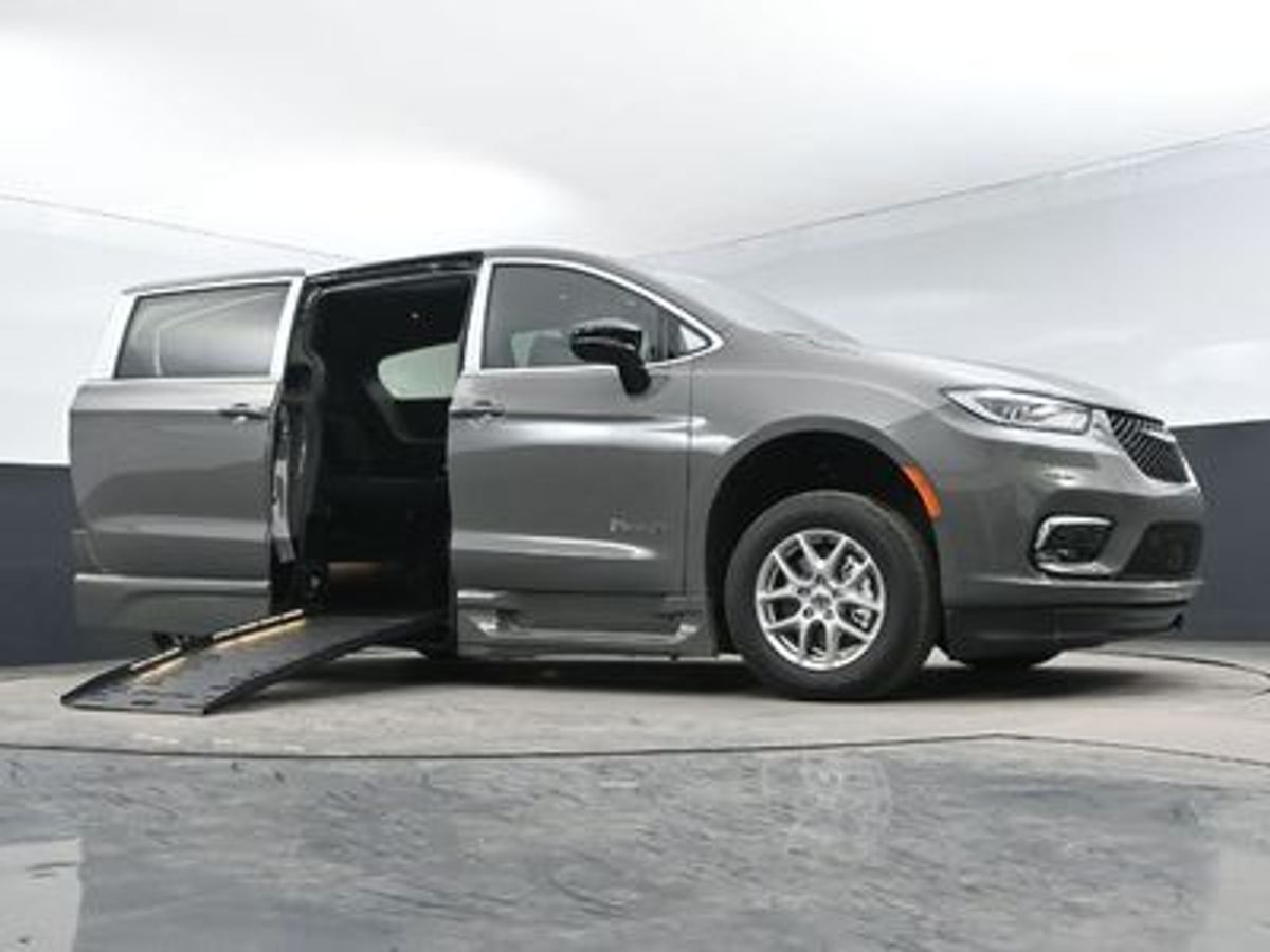 Grey Chrysler Pacifica image number 5