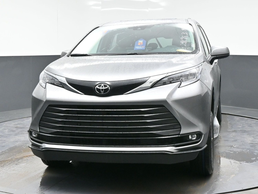 Grey Toyota Sienna image number 1