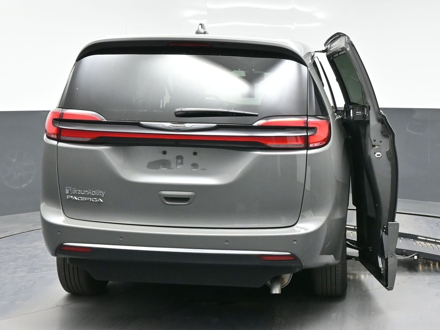 Used 2025 Chrysler Pacifica Select - BraunAbility Side Entry Entry Fold Out Automatic Ramp