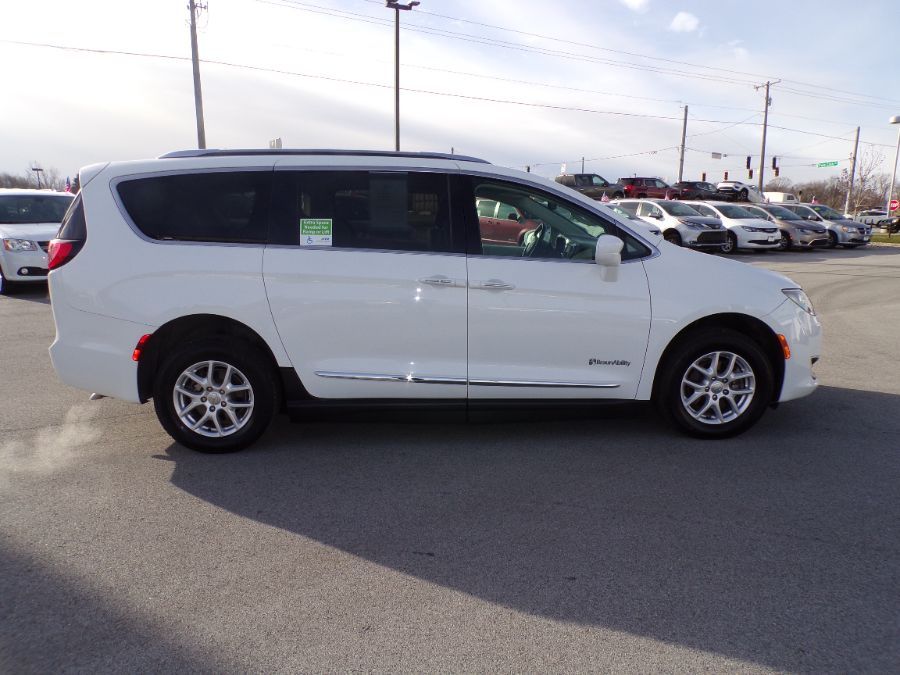 White Chrysler Pacifica image number 16
