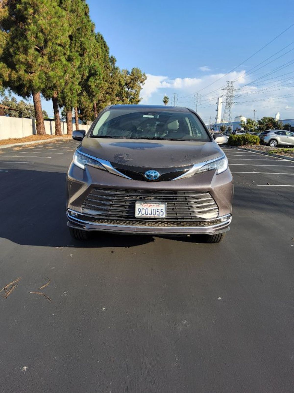 Grey Toyota Sienna image number 1