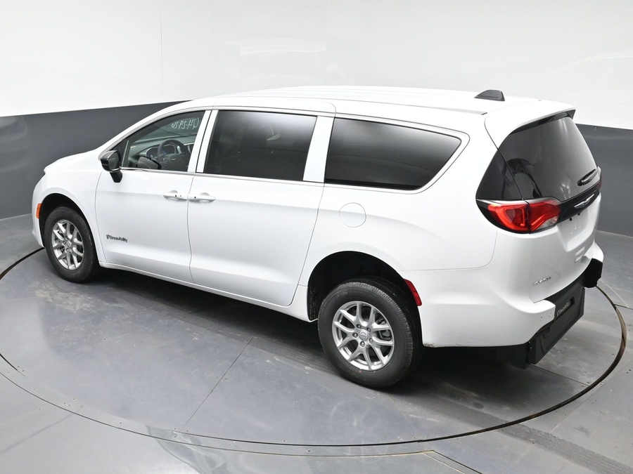 White Chrysler Voyager image number 23
