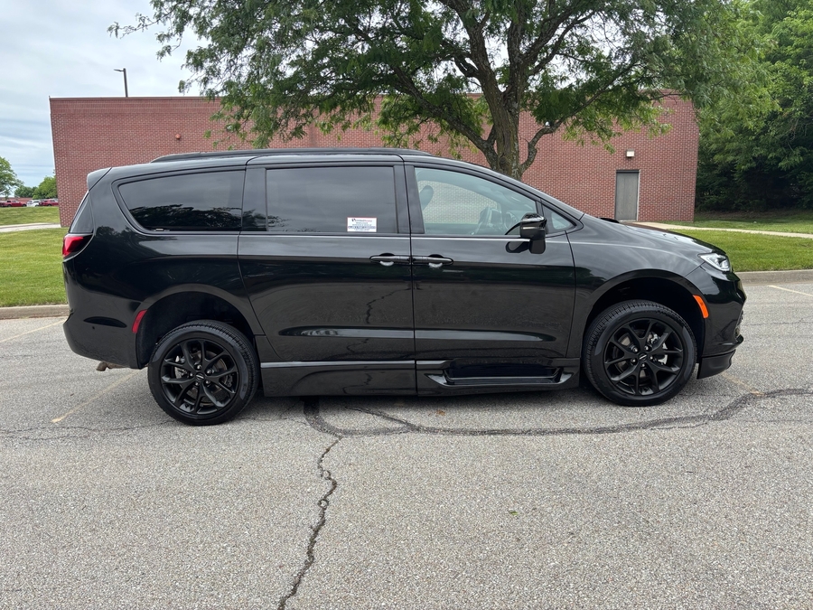 Used 2023 Chrysler Pacifica Touring L - BraunAbility Side Entry Entry Fold Out Automatic Ramp