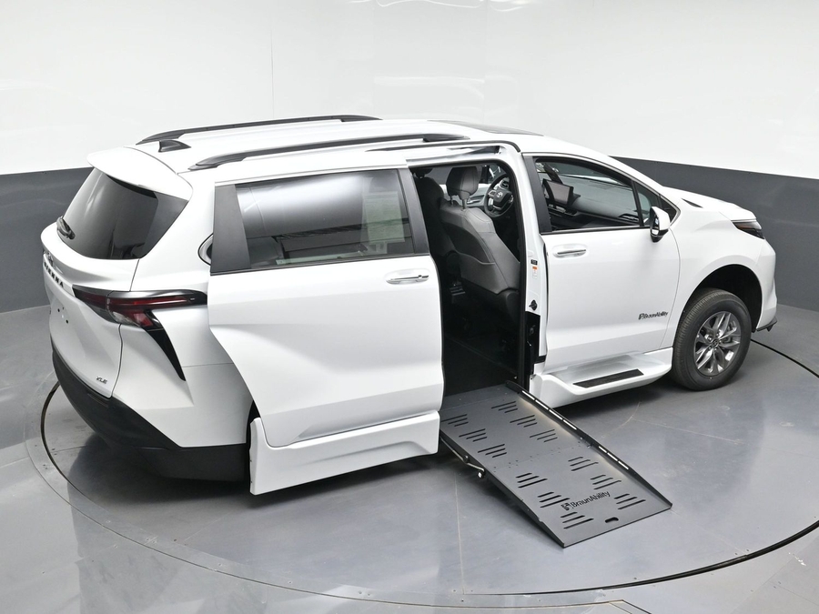 New 2026 Toyota Sienna Hybrid XLE Base - BraunAbility Side Entry Entry Fold Out Automatic Ramp