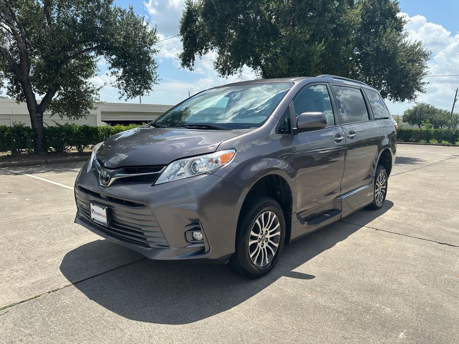 Used 2019 Toyota Sienna XLE Base - VMI Side Entry Entry In Floor Automatic Ramp