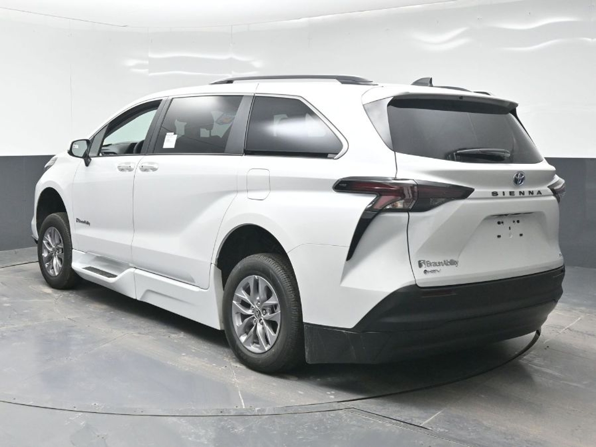 2025 TOYOTA SIENNA - Image 3