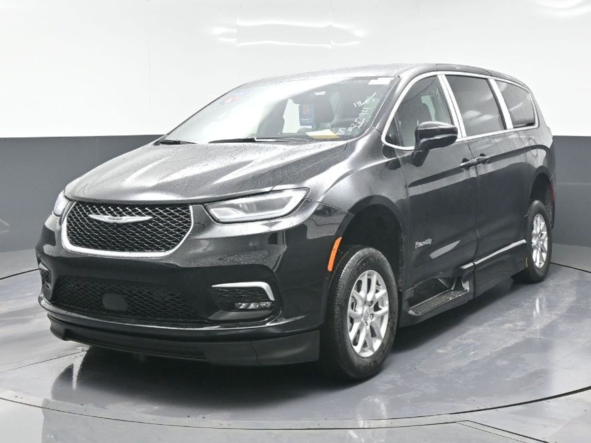 Black Chrysler Pacifica image number 2