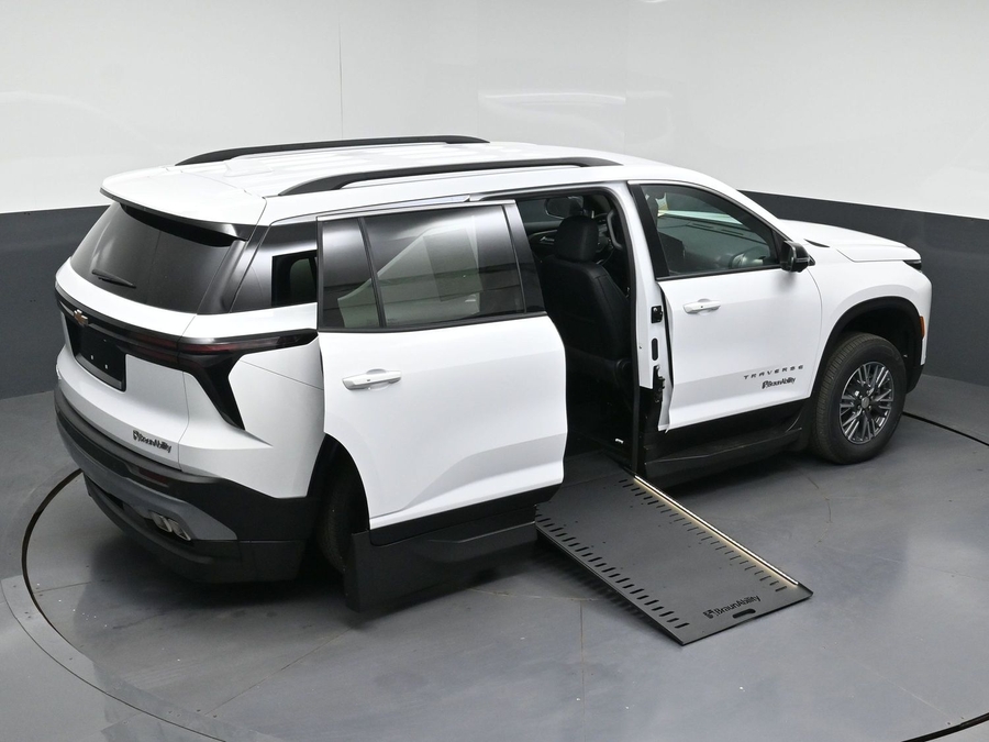 New 2026 Chevrolet Traverse 1LT - BraunAbility Side Entry In Floor Automatic Ramp