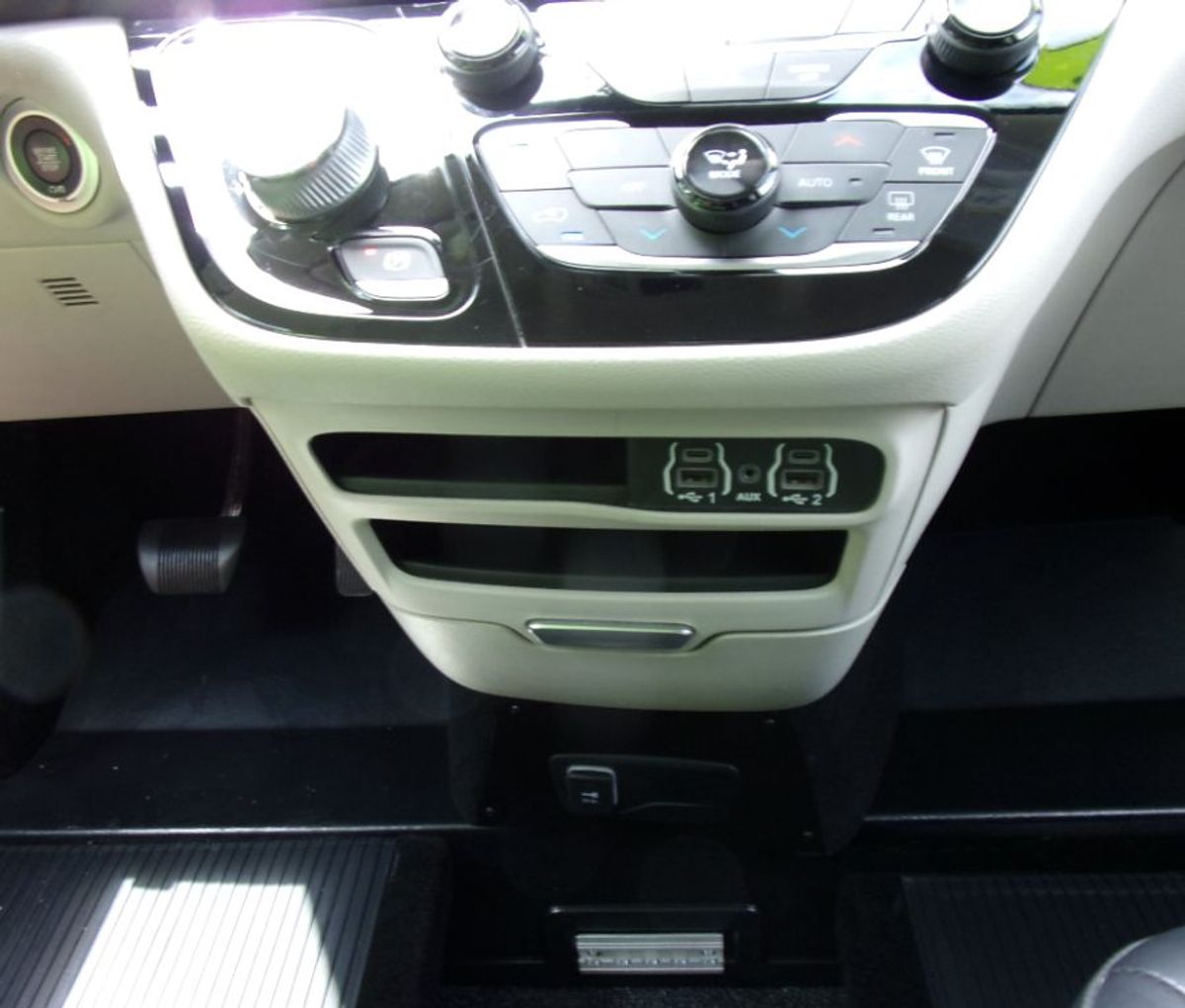 Black Chrysler Pacifica image number 9
