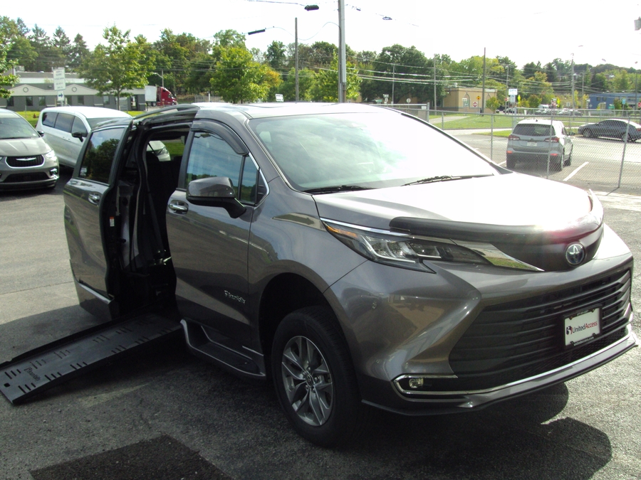 Used 2022 Toyota Sienna Hybrid XLE - BraunAbility Side Entry Fold Out Automatic Ramp