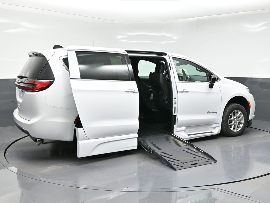 White Chrysler Pacifica image number 6