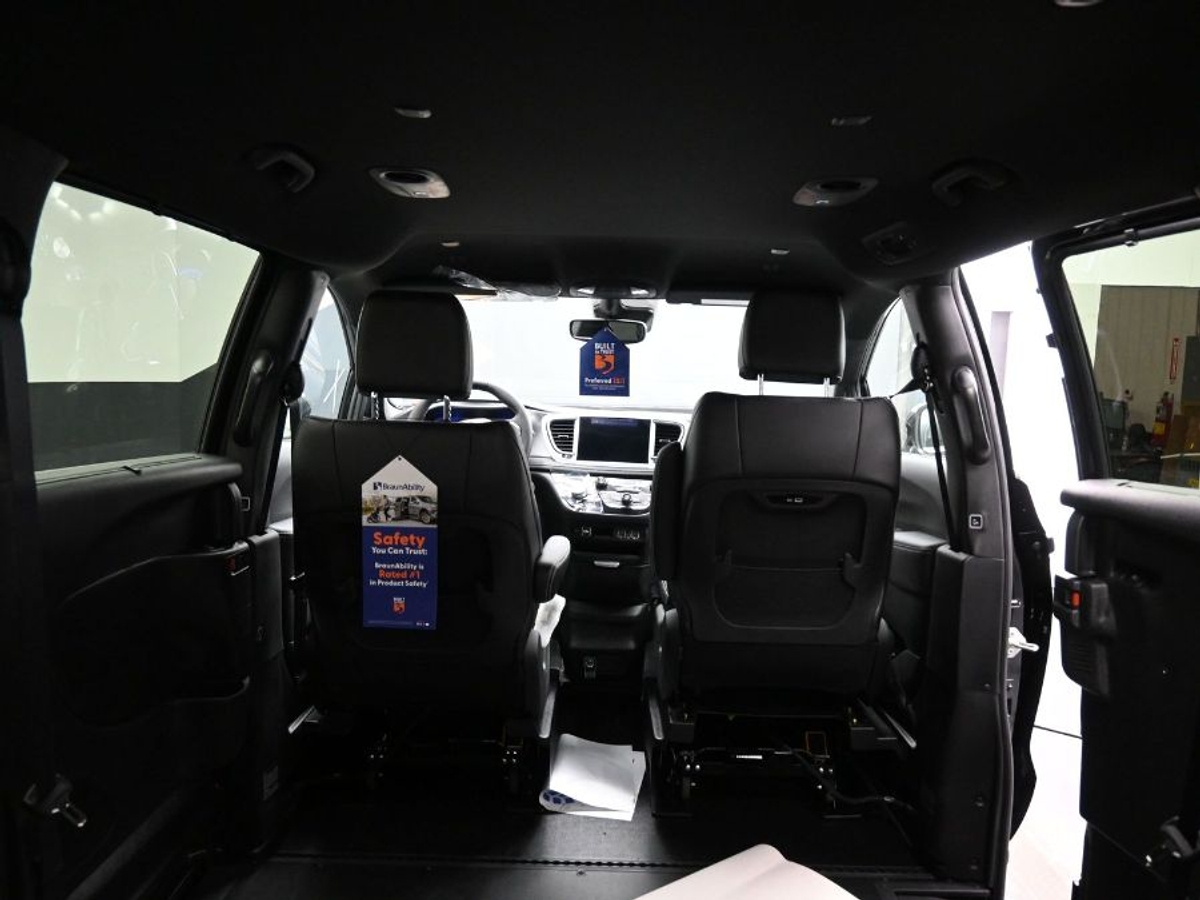 Black Chrysler Pacifica image number 14