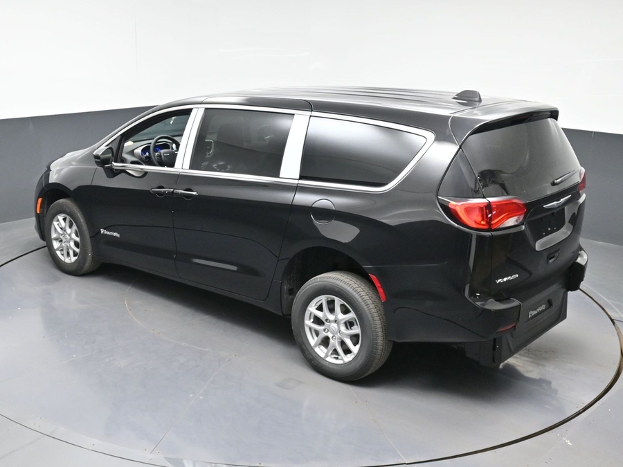 Black Chrysler Voyager image number 23
