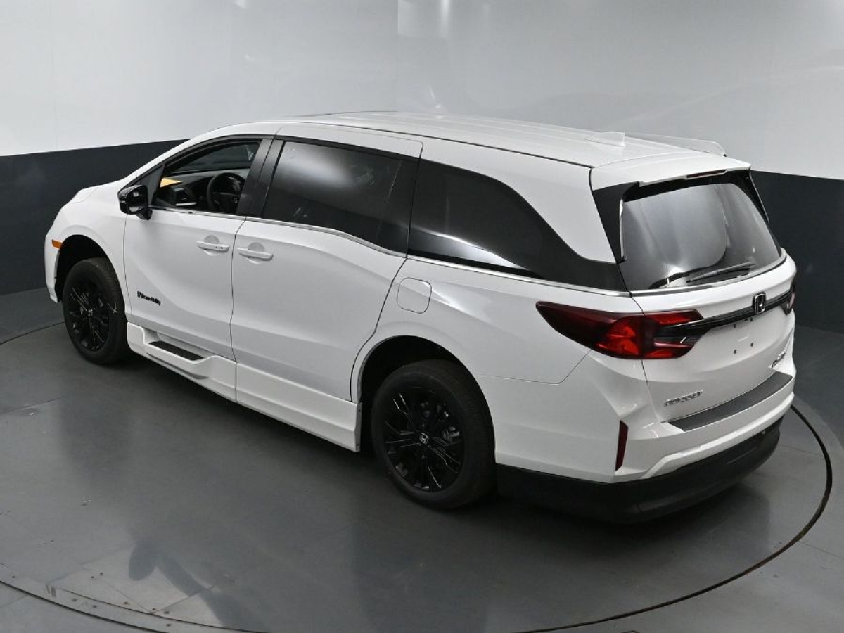 White Honda Odyssey image number 24