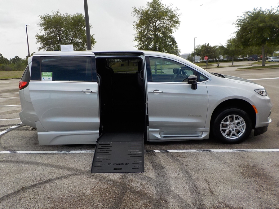 Silver Chrysler Pacifica image number 30