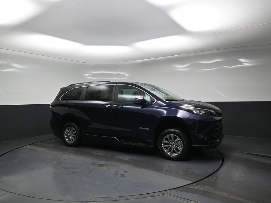 Blue Toyota Sienna image number 17