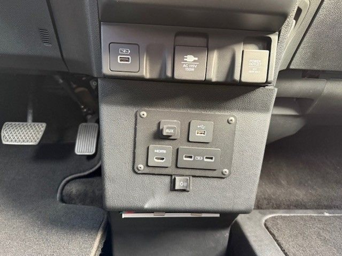 White Honda Odyssey image number 17