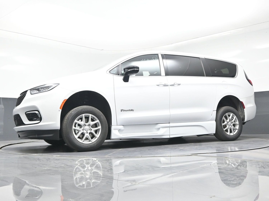 White Chrysler Pacifica image number 19
