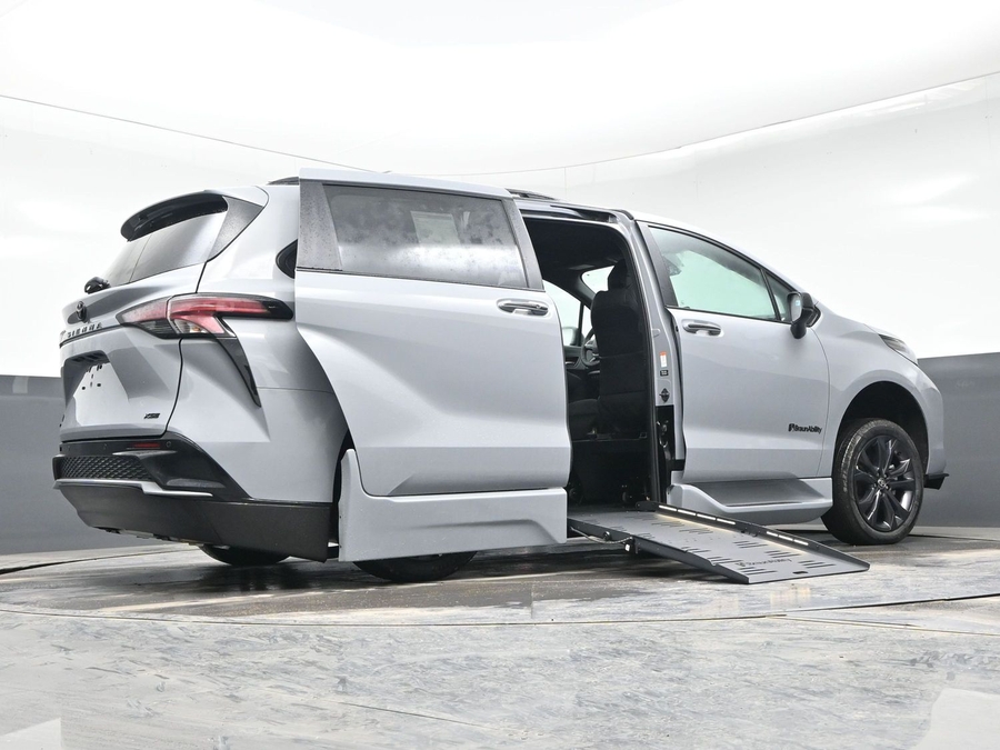 New 2026 Toyota Sienna Hybrid XSE Sport - BraunAbility Side Entry Entry Fold Out Automatic Ramp