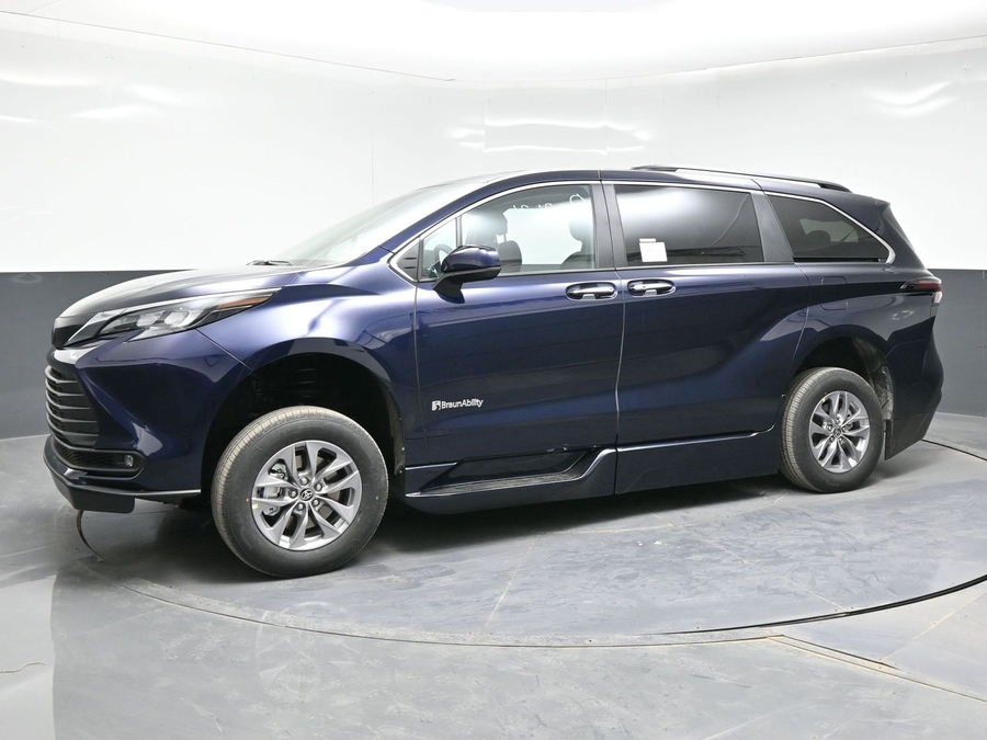 New 2026 Toyota Sienna Hybrid XLE Base - BraunAbility Side Entry Entry Fold Out Automatic Ramp