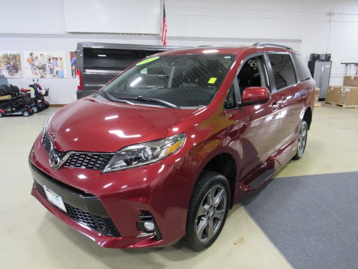 Red Toyota Sienna image number 3
