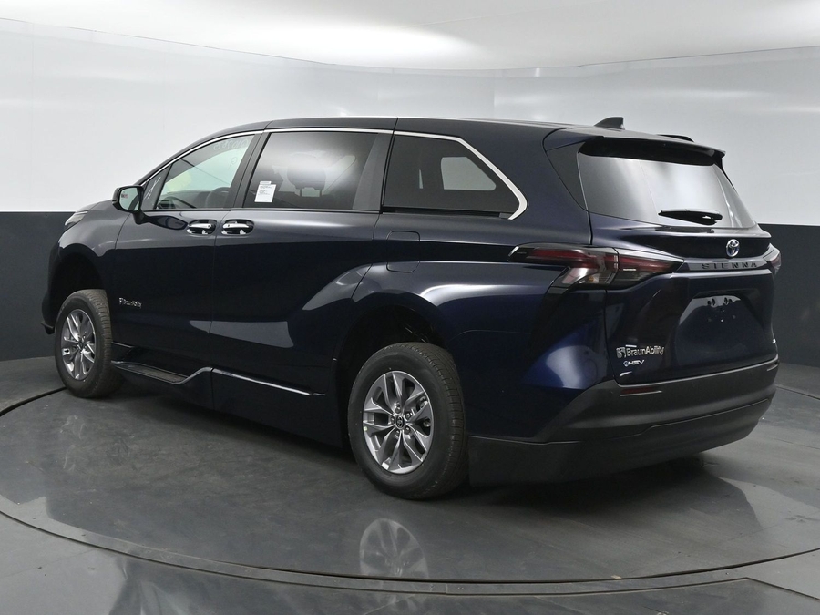 New 2025 Toyota Sienna Hybrid XLE Base - BraunAbility Side Entry Entry Fold Out Automatic Ramp