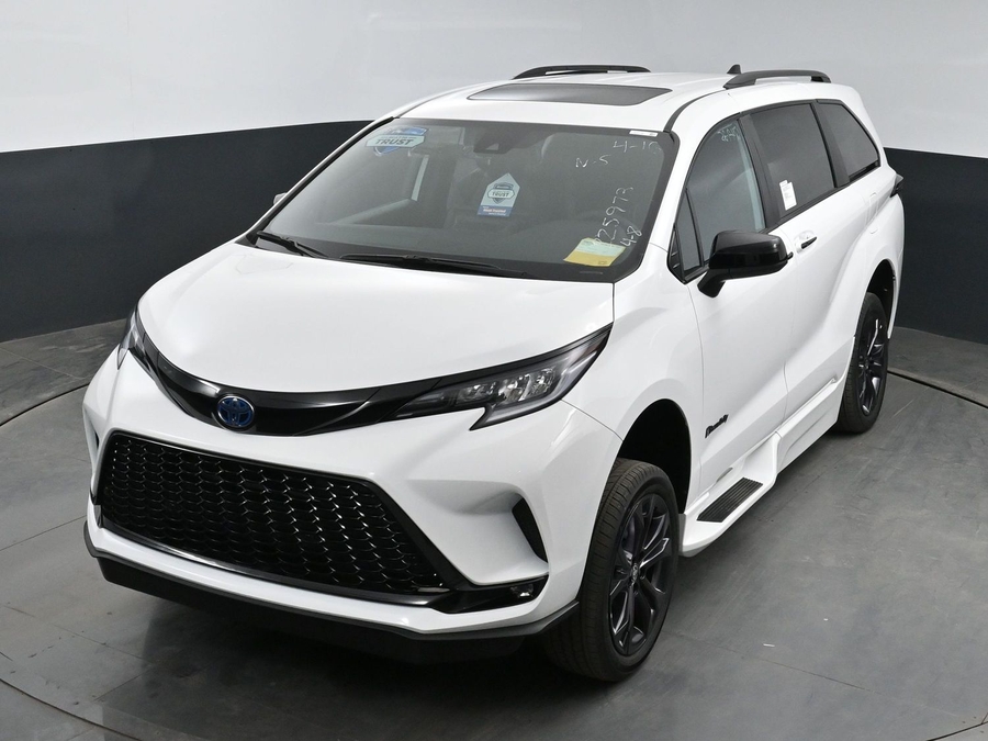 New 2025 Toyota Sienna Hybrid LE - BraunAbility Side Entry Entry Fold Out Automatic Ramp
